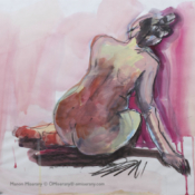 femme de dos fond rose